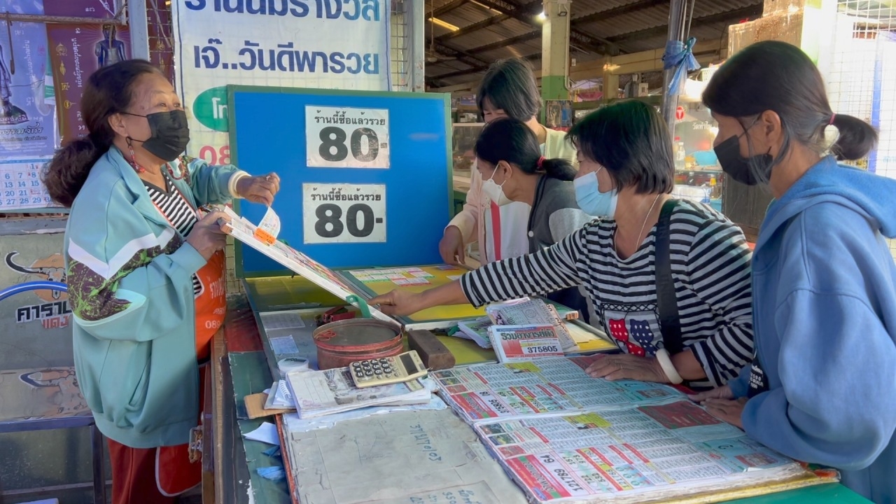 รวมไว้ให้แล้ว "เลขเด็ดงวดนี้" 16/12/65 แม่ค้ายิ้มหวานบอก "เลขดัง" เกลี้ยงแผง