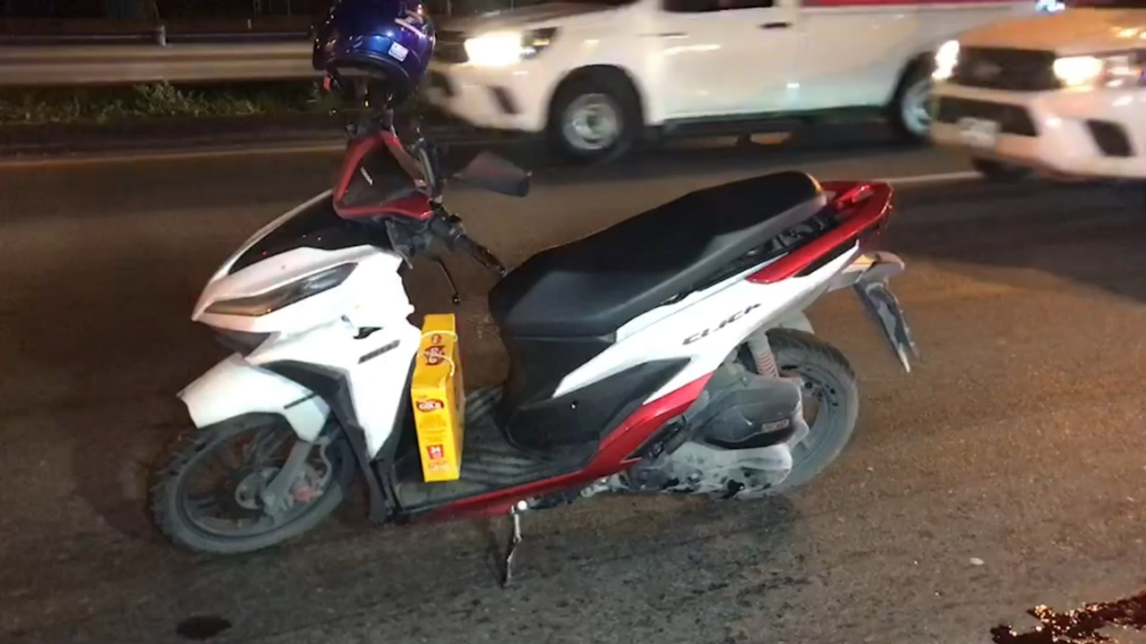 หนุ่มขี่ จยย.ซ้อน 3 เสียหลักล้มร่างไถลเข้าใต้รถ 18 ล้อ แม่ลูกถูกทับดับ 2 ศพ