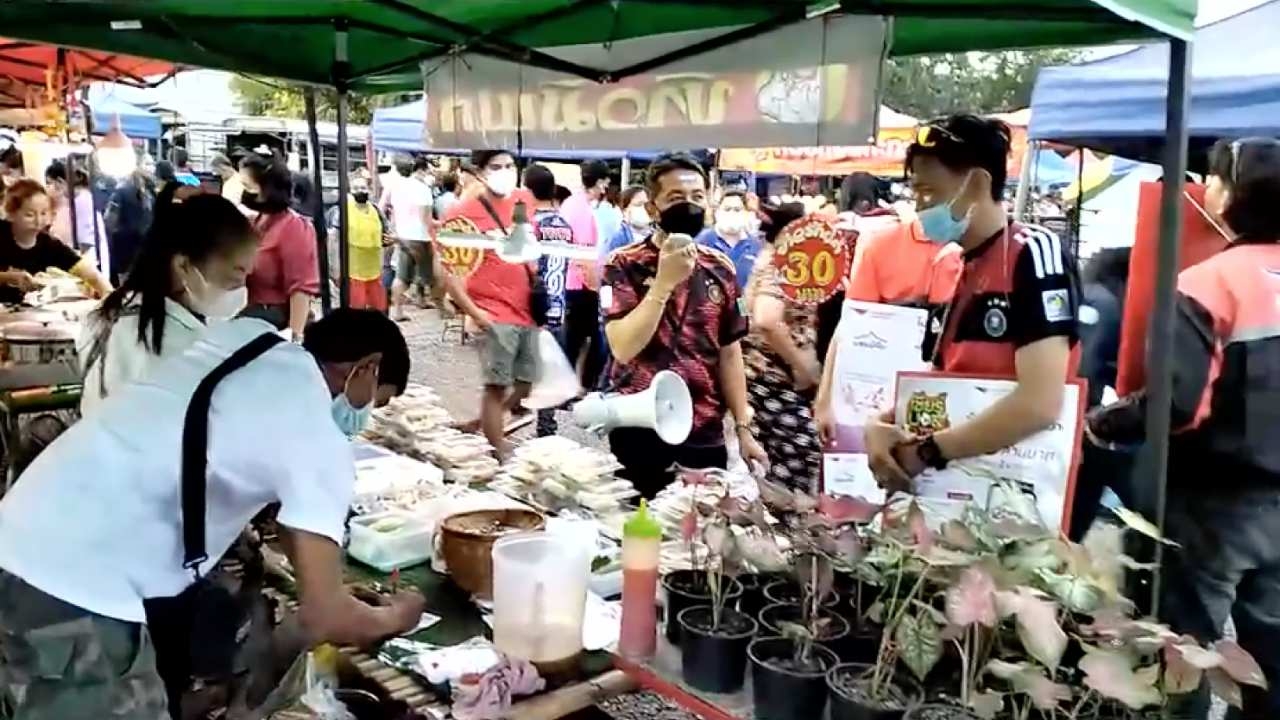 โค้งสุดท้ายลุ้นแชมป์ พ่อค้าแม่ค้าพิจิตรแห่ซื้อ ไปรษณียบัตรทายผลบอลโลก 2022