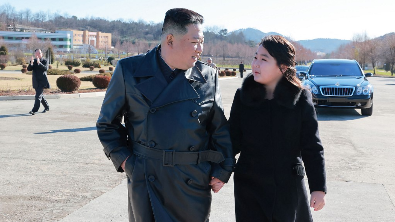 เกาหลีเหนือเผยภาพ "คิม จองอึน" พา "ลูกสาวสุดที่รัก" เยี่ยมชมการทดสอบขีปนาวุธ