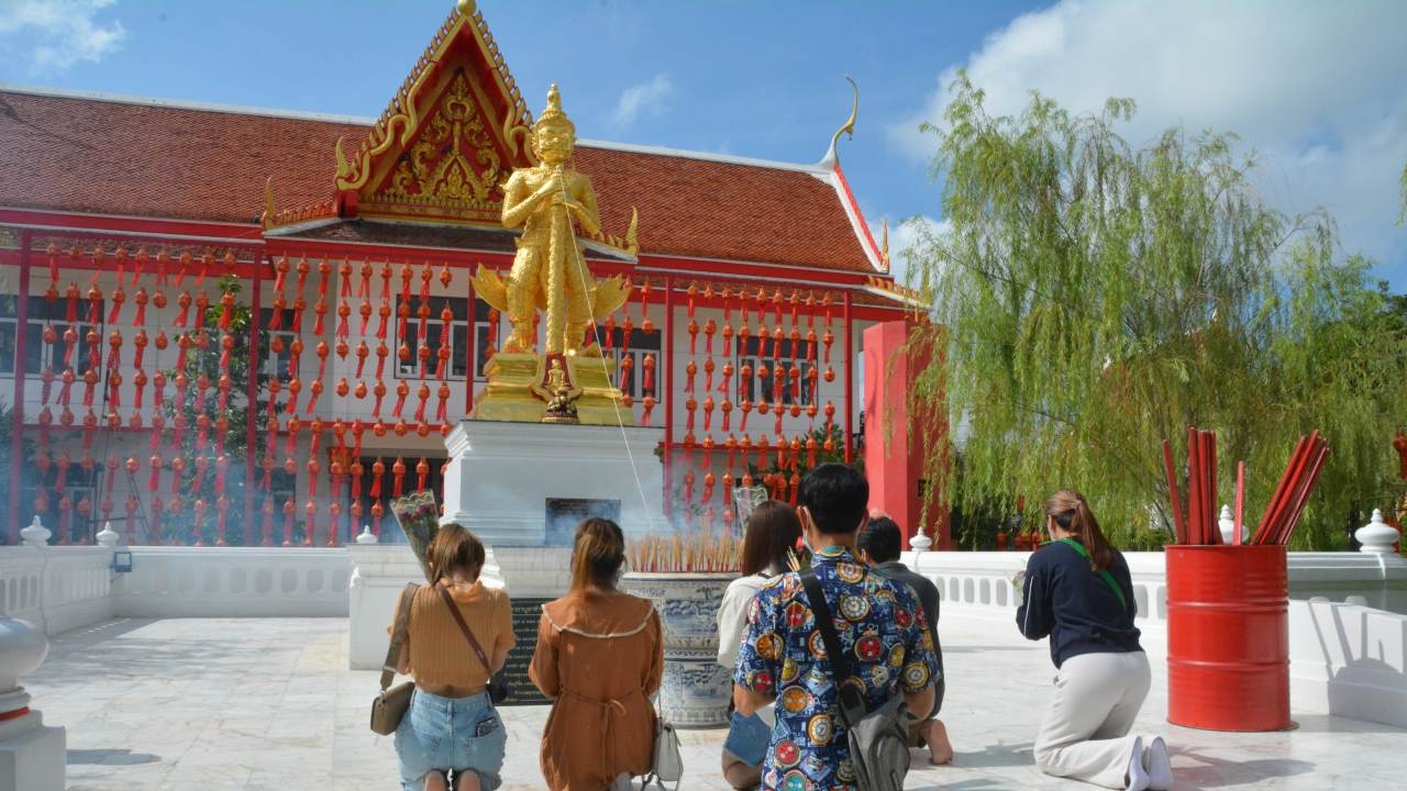 สาวดวงดีมาแก้บน "ท้าวเวสสุวรรณ" ไม่พลาด "เลขเด็ดงวดนี้" ลุ้นโชค 1/12/65