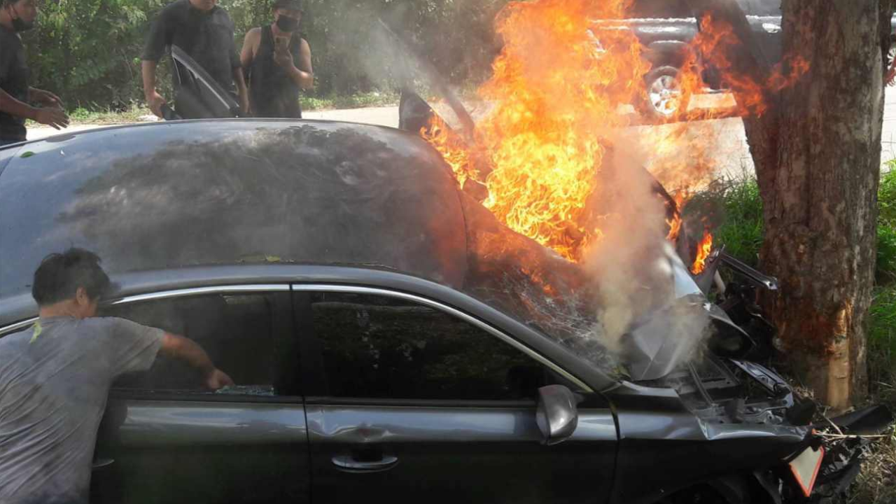 ดาบตำรวจขับเก๋งชนต้นไม้ที่ลำปาง ไฟลุกท่วม พบเสียชีวิตเพราะคอหัก 