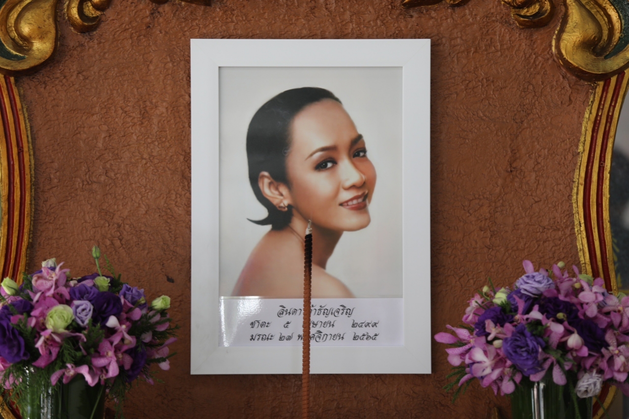 ในหลวงโปรดเกล้าฯ เชิญพวงมาลาวางหน้าหีบศพ ลินดา พระราชทานเพลิงกรณีพิเศษ