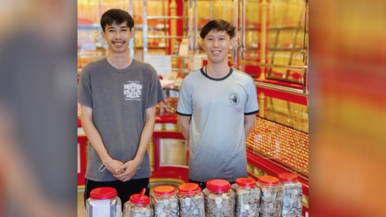 ชื่นชม วัยรุ่นสร้างตัว หอบเหรียญ 10 กว่าแสนบาท ซื้อทองที่ร้าน (คลิป)
