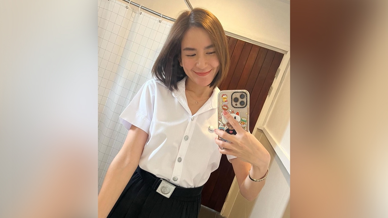 หน้าเด็กไม่ไหว พลอย ชิดจันทร์ ย้อนวัยใส่ชุดนักศึกษา แฟนคลับแห่ชมน่ารักมาก