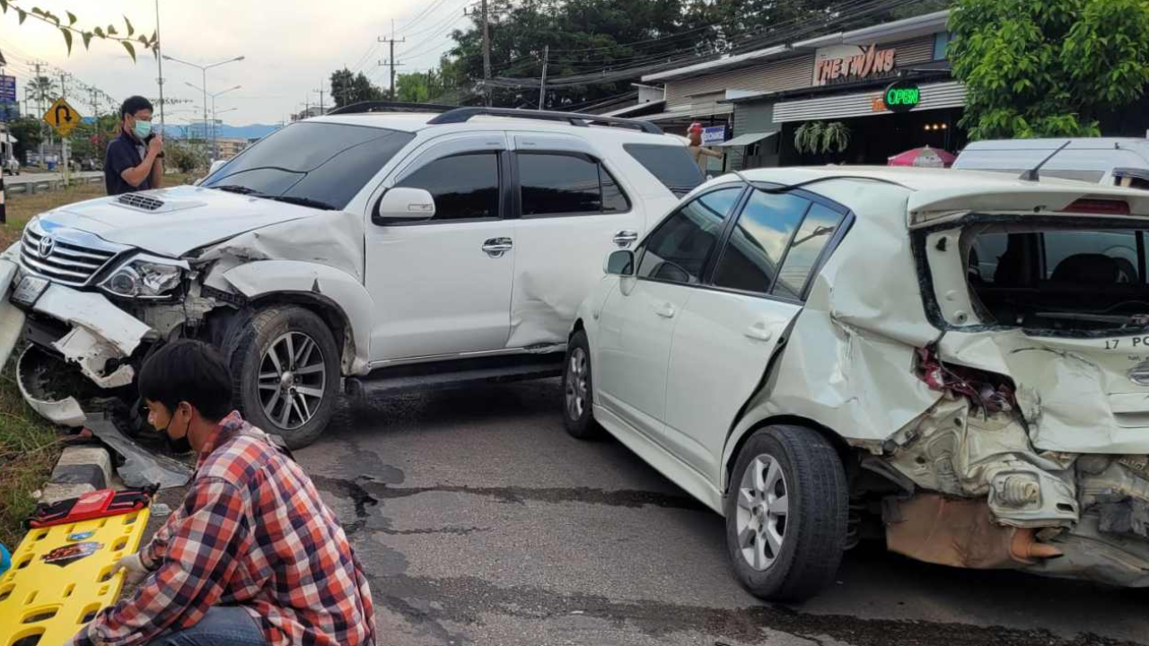 ยาย 74 ขับเก๋งเกียร์ออโต้ถอยหลังขึ้นถนน ชนยับ 3 คัน สาหัส 1