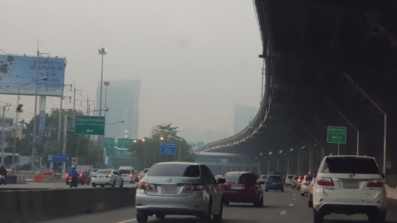เช้านี้ขมุกขมัว ฝุ่น PM 2.5 มีแนวโน้มเพิ่มขึ้น เกินค่ามาตรฐาน 3 พื้นที่