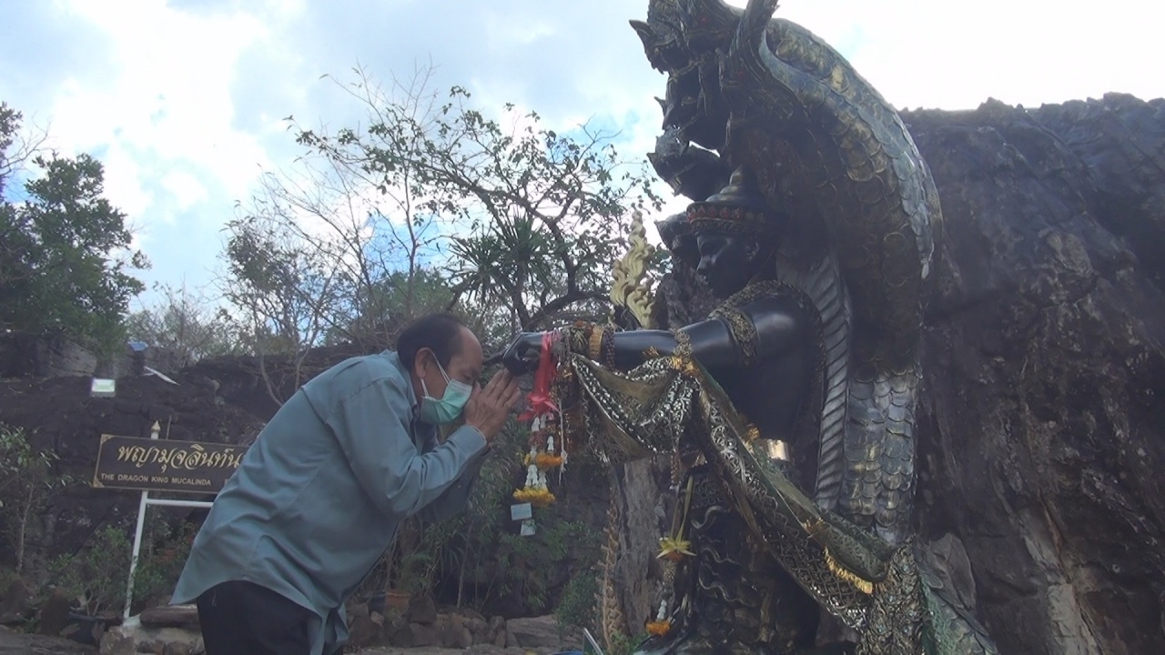 ให้โชค 3 งวดติด หนุ่มจุดธูปมงคลขอ "เลขเด็ด" ปู่มุจลินท์-เจ้าแม่ตะเคียน ไปลุ้นรวย