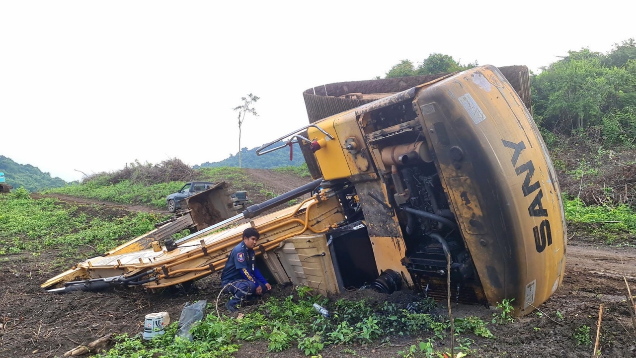 หนุ่มคนงานชะตาขาด ขับรถแบ็กโฮลื่นไถลตกจากเทรลเลอร์ ถูกทับดับสยอง