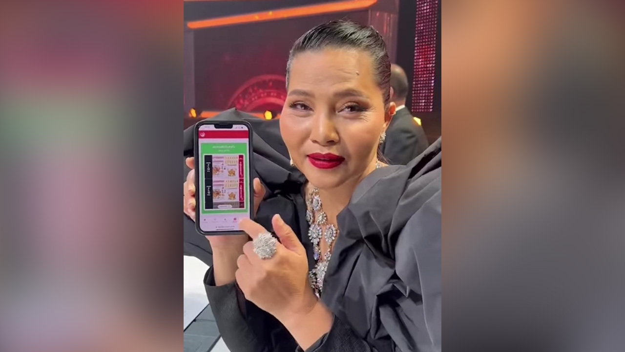 คอหวยส่องด่วน สุนารี โชว์ลอตเตอรี่ให้เห็นชัดๆ พร้อมเผยที่มาเลขเด็ด งวด 1/12/65