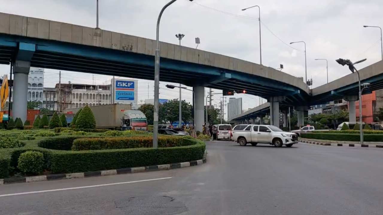 หนุ่มขี่บิ๊กไบค์ร่วงจากสะพานข้ามแยกบางปะแก้ว ลงตรงเกาะกลาง ถ.พระราม 2 ดับ