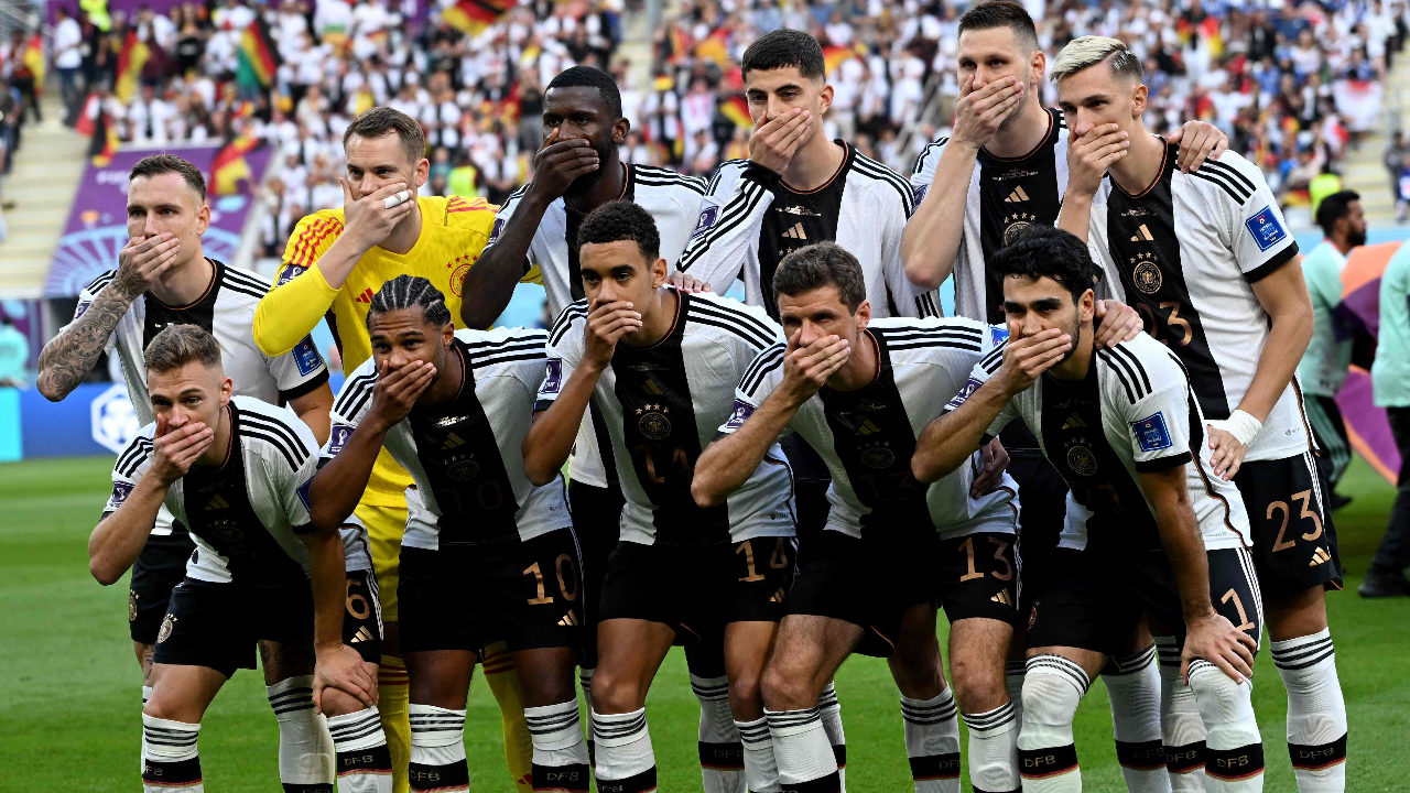 ห้ามนักใช่ไหม? “เยอรมนี” ถ่ายรูปปิดปาก ประท้วง “ฟีฟ่า” ห้ามใส่ปลอกแขน "วันเลิฟ"