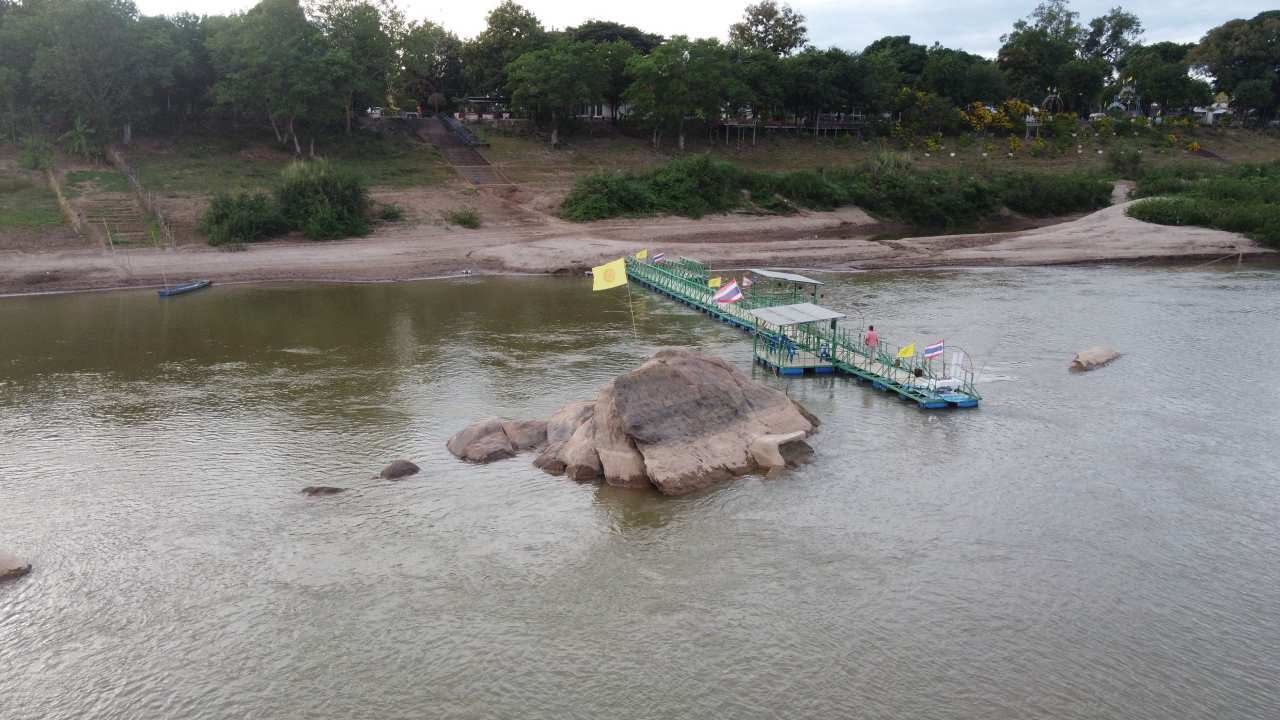 รอยพระพุทธบาทกลางน้ำโขงนครพนม โผล่เร็วกว่าทุกปี หลังพบระดับน้ำผันผวน