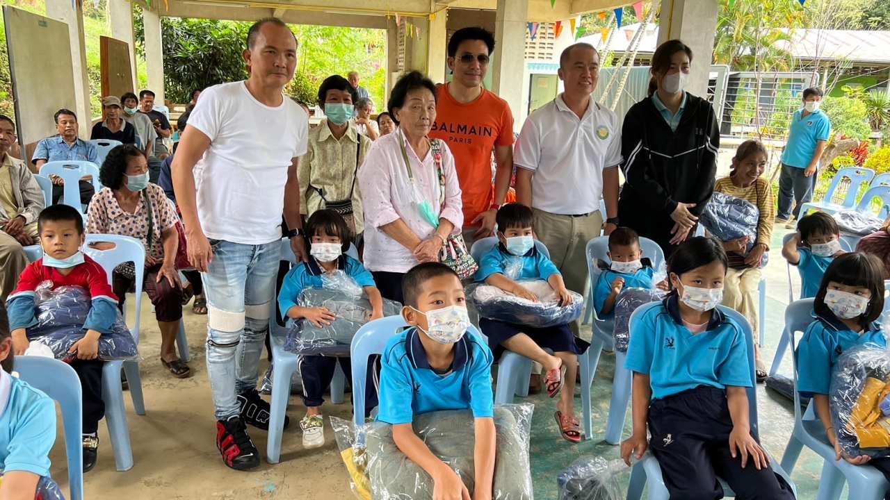 หมอสอง มอบเครื่องกันหนาวที่ ร.ร.บ้านแม่ลัว จ.แพร่ ทำบุญพบเพื่อนเก่าฟื้นฟูใจ