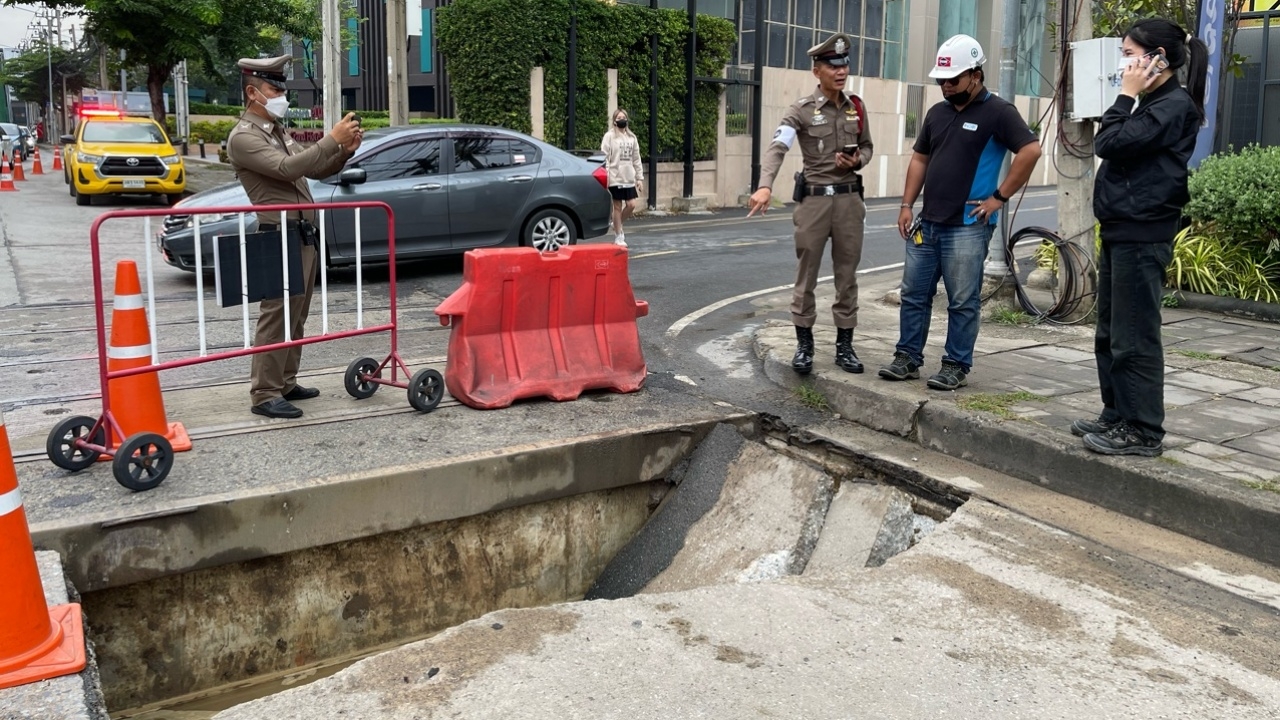 ถนนแจ้งวัฒนะทรุดตัวเป็นโพรงขนาดใหญ่ ลึก 2 เมตร รถติดยาวเหยียด 4 กิโล