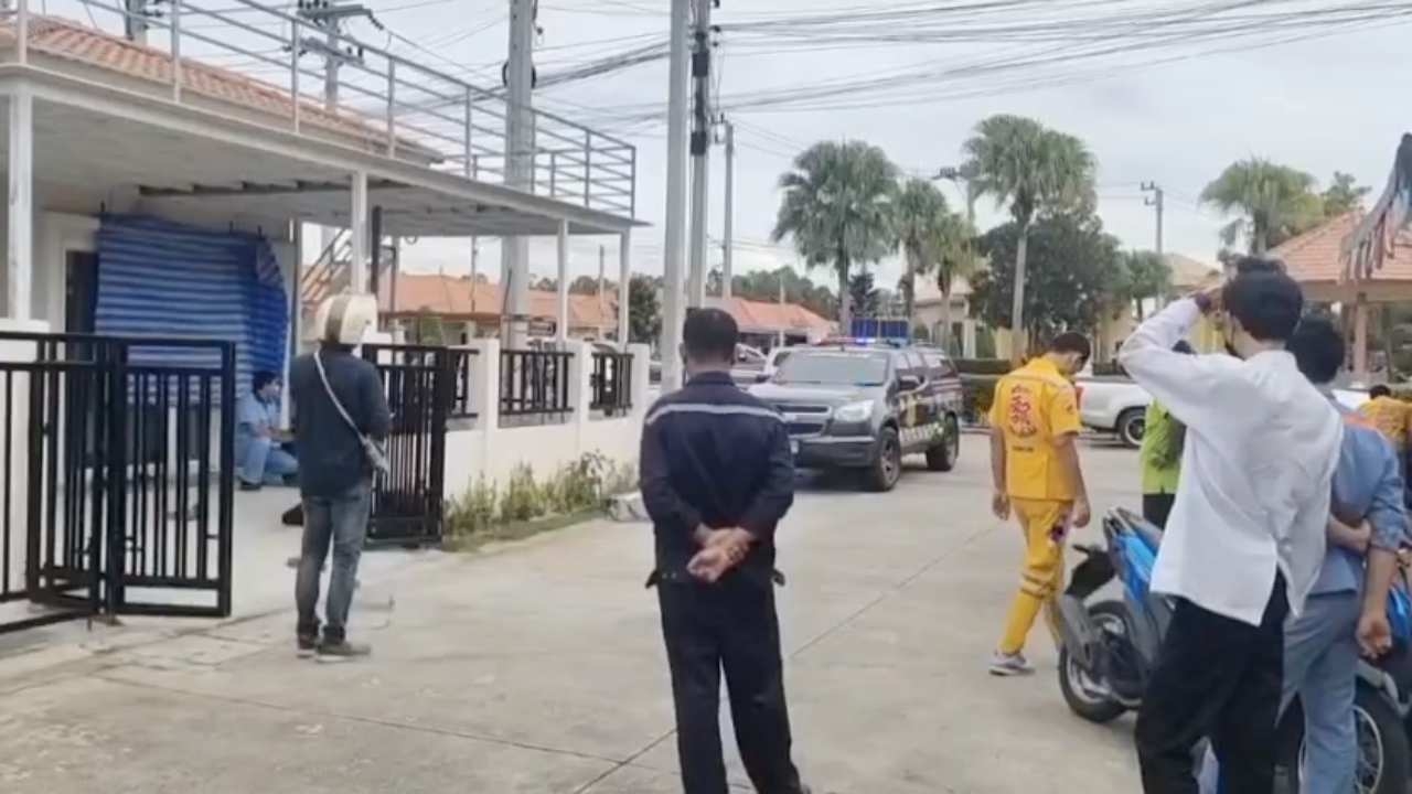 หนุ่มช่างตัดเหล็กทำบ้านที่ศรีราชา โดนใบหินเจียรกระเด็นปักอกดึงเองตายคาที่