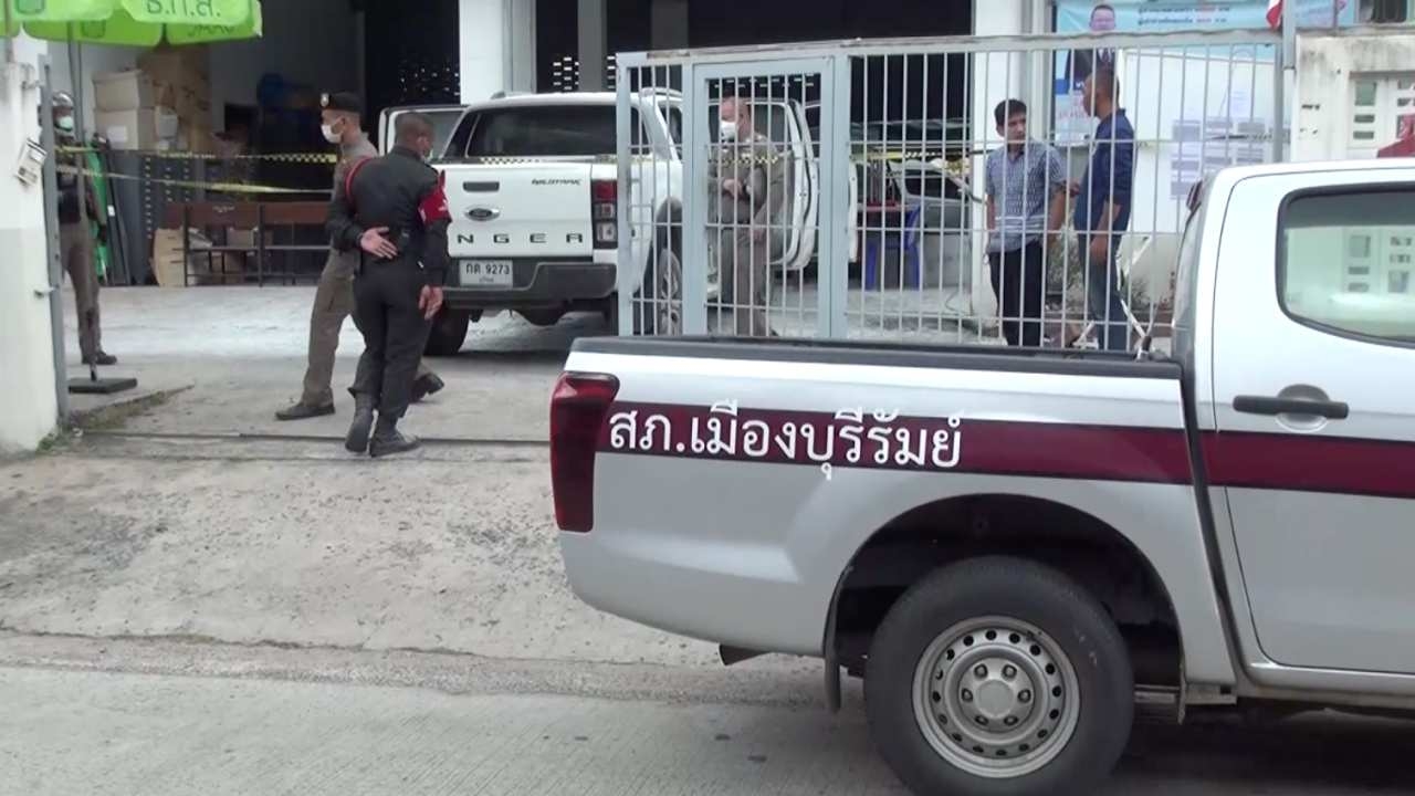 ตำรวจจ่อเอาผิดลุงขับกระบะขนน้ำมันจุดไฟชน สำนักงานบังคับคดี จ.บุรีรัมย์