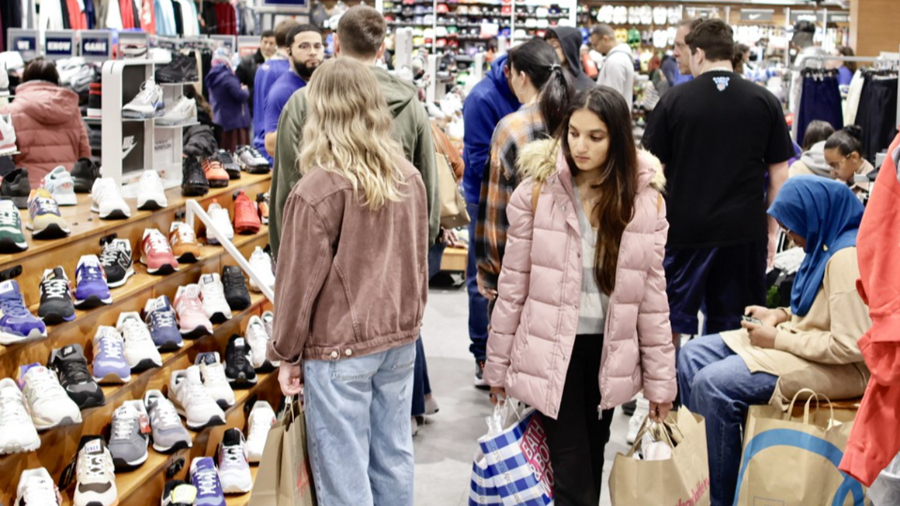 บรรยากาศชาวอเมริกันช็อปปิ้ง "แบล็ก ฟรายเดย์" ปีนี้สุดแผ่ว ท่ามกลางภาวะเงินเฟ้อ