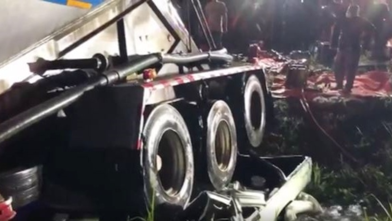 "ฝนตกถนนลื่น" รถปูนทับกระบะ 3 ชีวิตติดซาก สลด แม่ดับ-พ่อลูกบาดเจ็บ