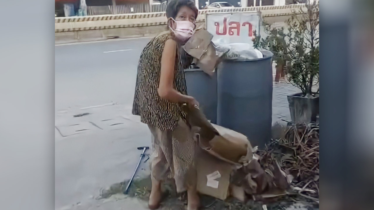 นึกว่าใจร้าย สุดท้ายหวังดี คลิปไวรัลพ่อค้าขายขนมปัง ไล่ยายไม่ให้เก็บขยะหน้าร้าน