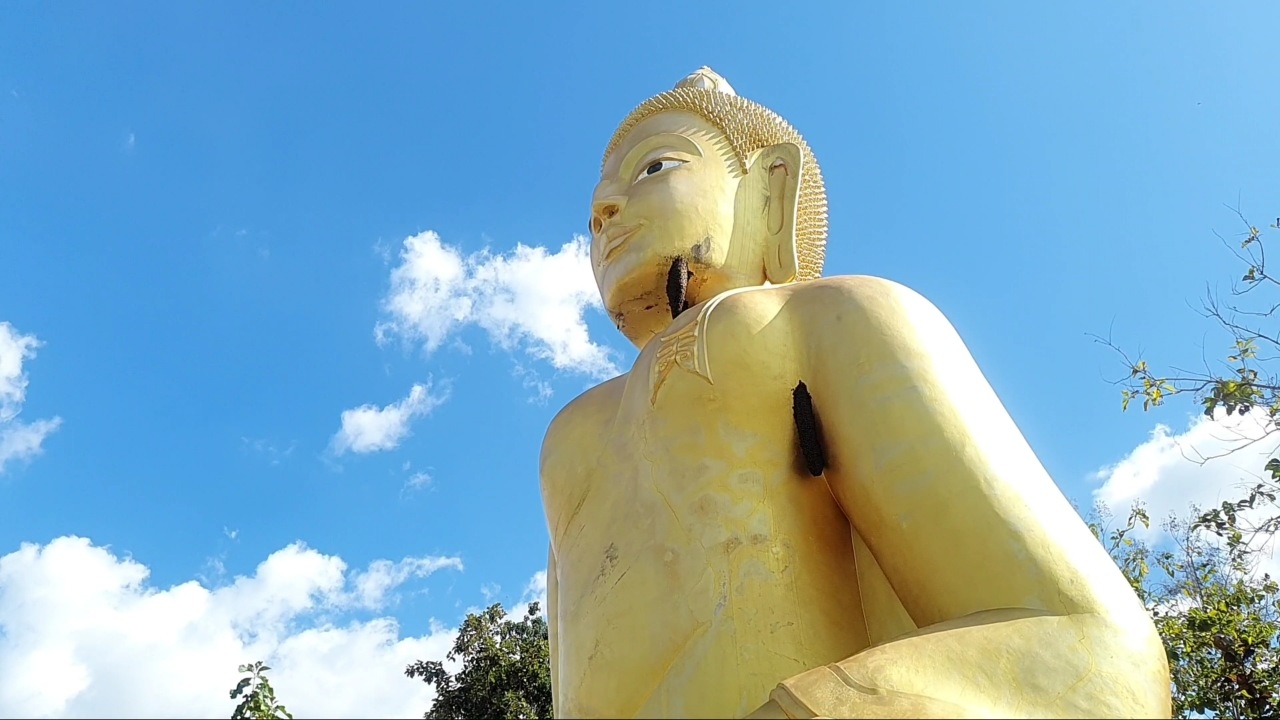 คอหวยแห่ขอโชค "ผึ้งหลวง" ทำรังขวางตะวัน ตามองค์ "พระพุทธรูปสิงห์ 1"