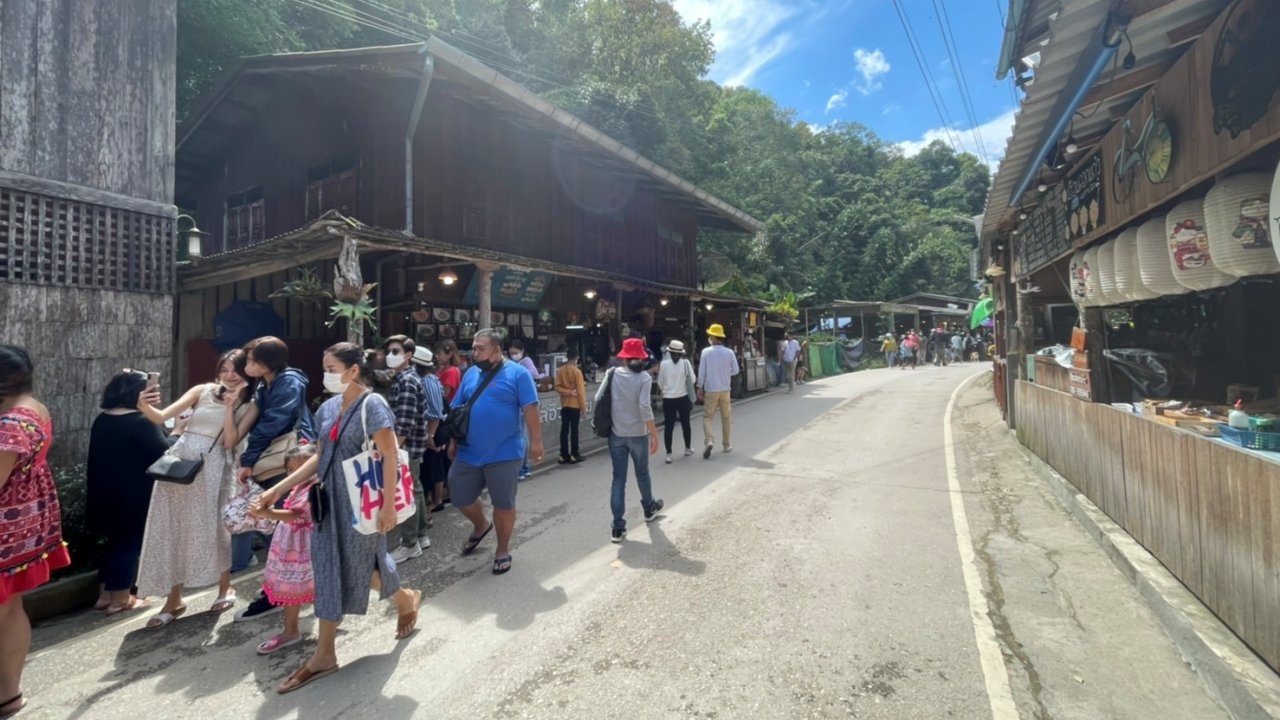 เชียงใหม่คึกคักคนขึ้นดูทะเลหมอกอินทนนท์ แม่กำปอง-น้ำพุร้อนฮิตสุดในแม่ออน