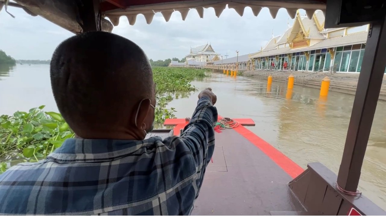 พบหญิงเปลือยนอนหงายพนมมือ ลอยตัวในแม่น้ำบางปะกง กู้ภัยพากลับฝั่งส่ง