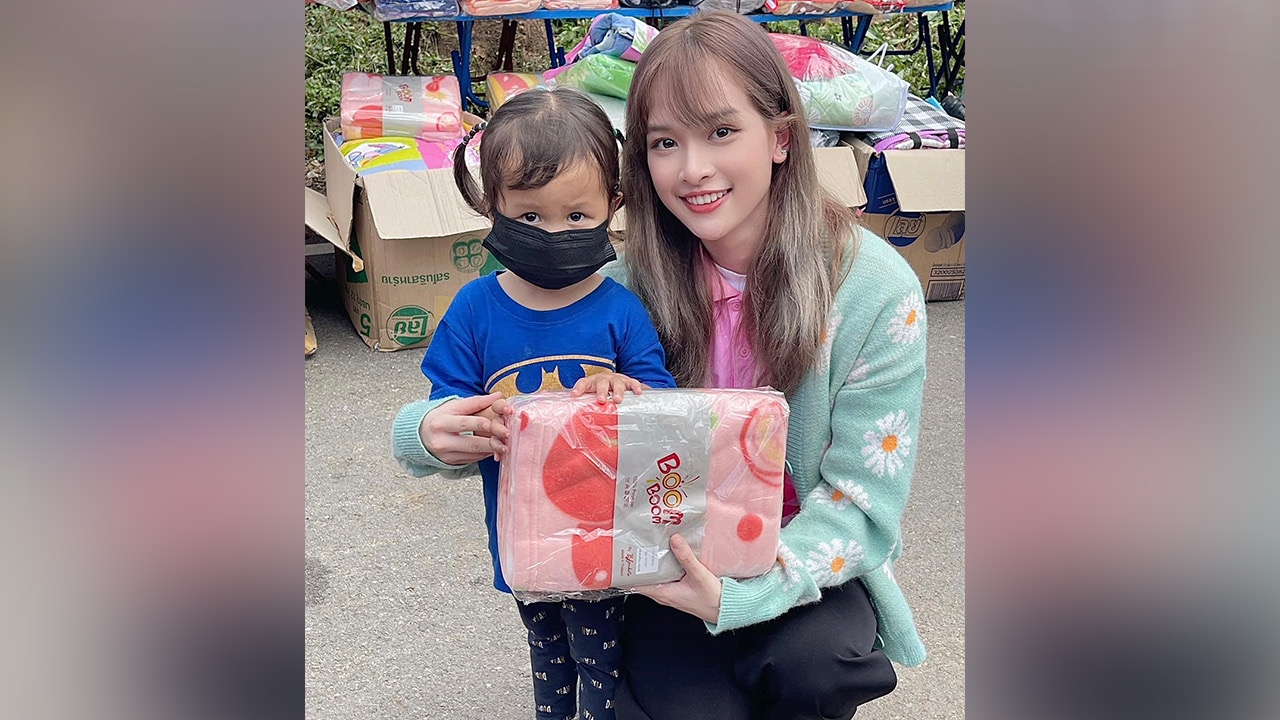 สวยใจบุญ นิว BNK48 ร่วมปันสุข “ห่มน้องเหนือให้หายหนาว” มอบของบริจาค จ.ลำพูน