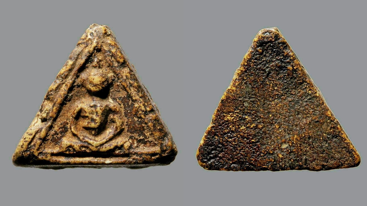 พระพิมพ์สามเหลี่ยม หน้าหมอน เชื่อเป็นพระที่สร้างไว้ โดยสมเด็จพระพุฒาจารย์โต