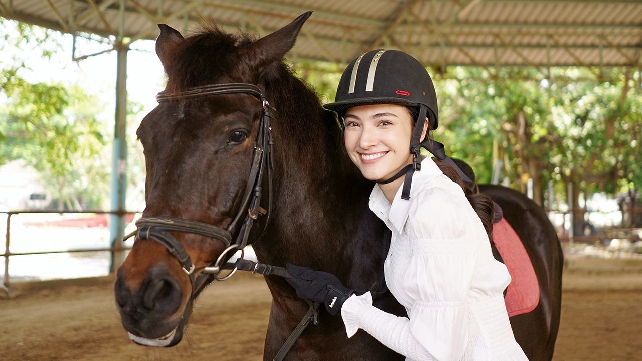 "แอนน่า กลึคส์" โชว์ควบม้าสมราคานางเอกดาวรุ่งหมอชิต