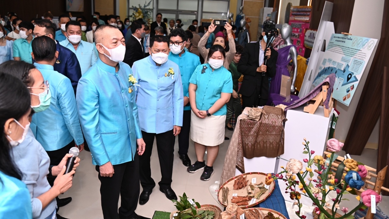 "เฉลิมชัย" ชู 13 ปีกรมหม่อนไหมพร้อมดัน Soft Power ผ้าไหมไทย