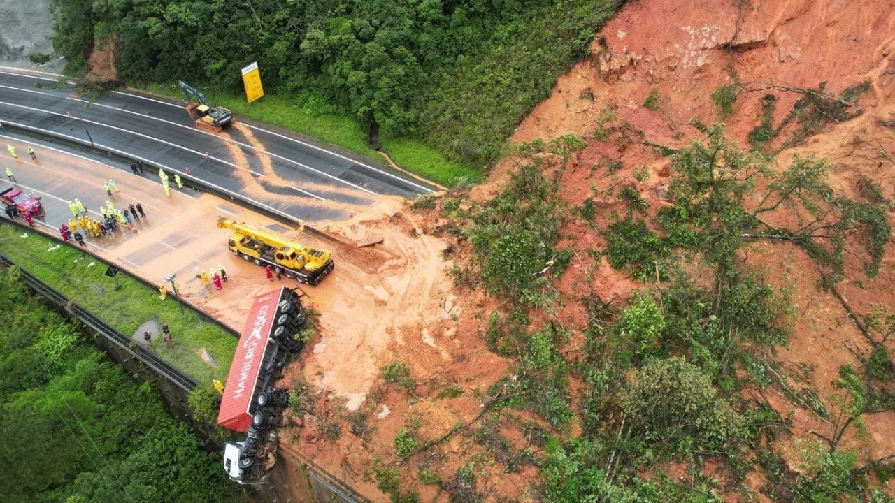 บราซิลอ่วมหนักเผชิญทั้งน้ำท่วม ดินถล่ม ดับอย่างน้อย 2 ศพ (คลิป)