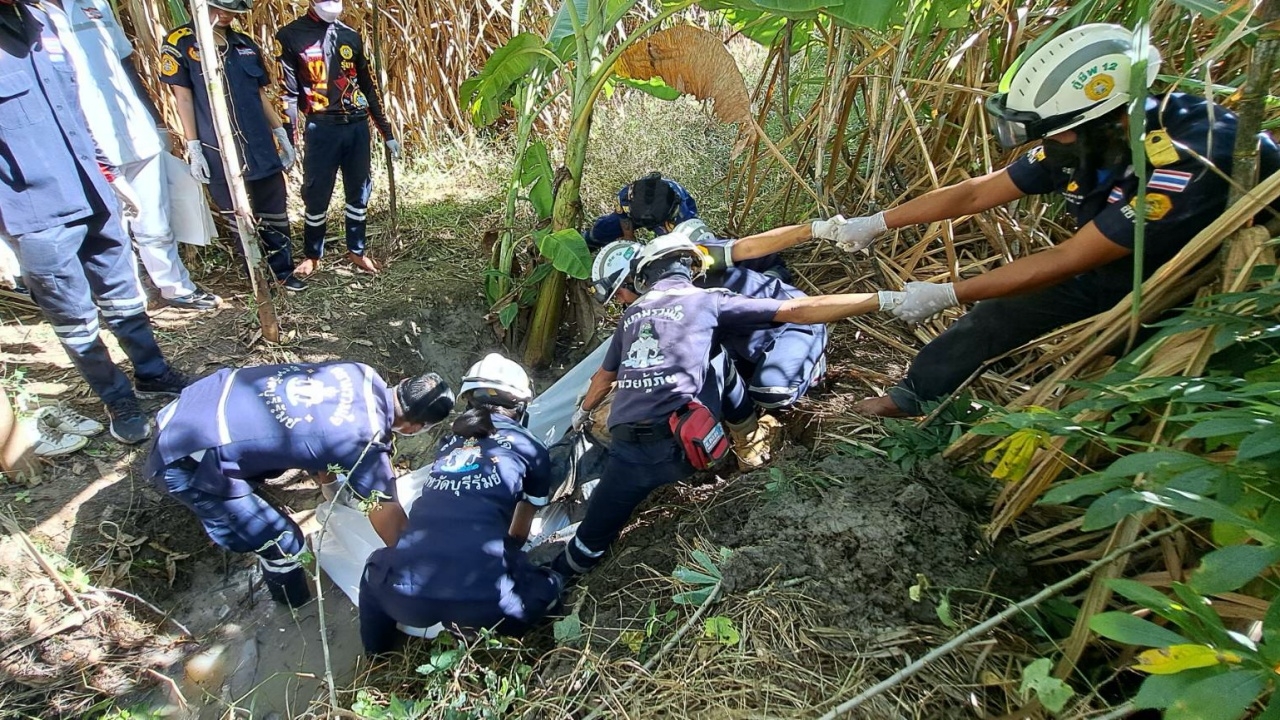 ผงะ หนุ่มนางรองหาย 10 วัน เจอเป็นศพมัดมือไขว้หลังฝังร่องสวน 