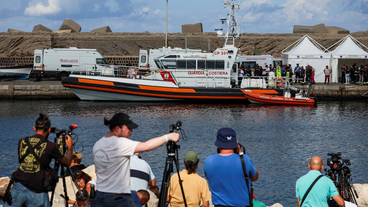 พบเพิ่ม 4 ศพ เหตุเรือยอชต์โดนพายุซัดล่มนอกฝั่งซิซิลี ยังสูญหายอีก 2 ราย