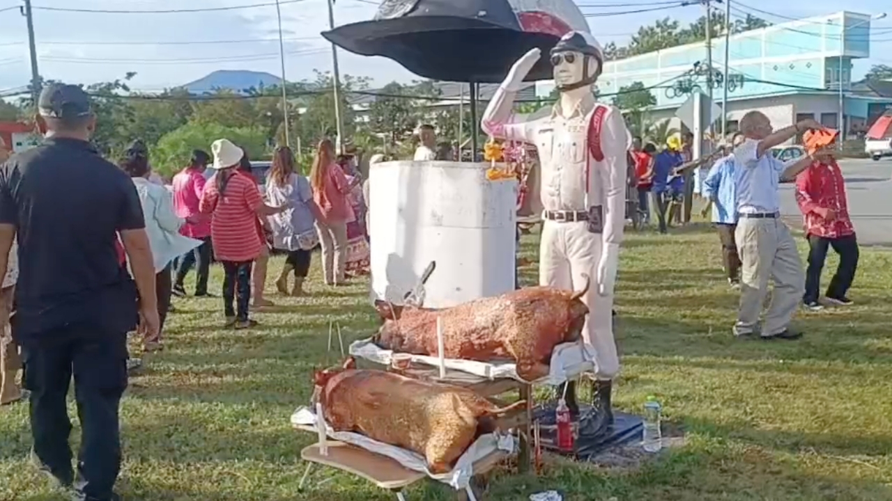 ฮือฮา สาวจบใหม่ สอบบรรจุได้ พาครอบครัวถวายหมูย่าง-รำกลองยาว แก้บน "จ่าเฉย"