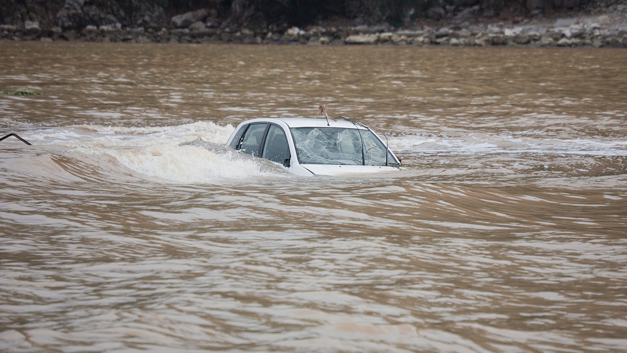 .รถยนต์ถูกน้ำท่วม ห้ามสตาร์ตเครื่องเด็ดขาด แนะโทรแจ้งประกันประเมินก่อนซ่อม.