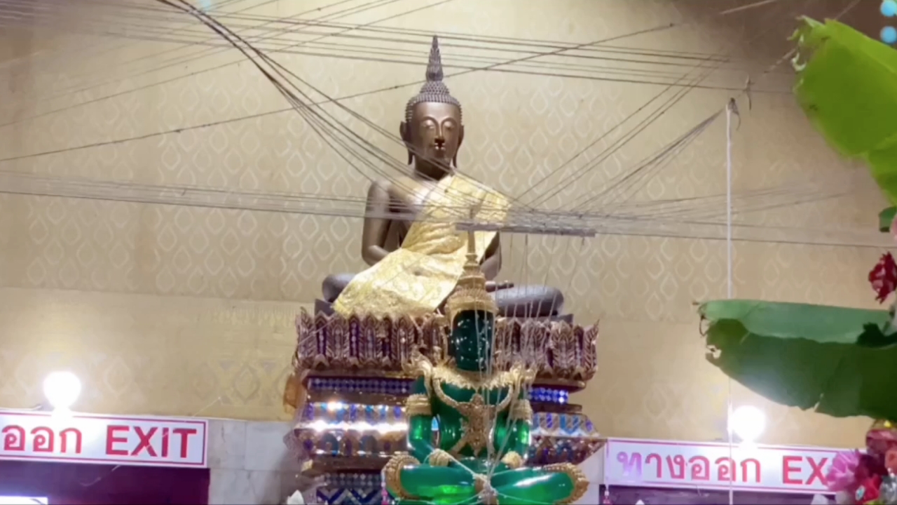 สาธุชนล้นวัด พากันกราบไหว้ "หลวงพ่อปากแดง" พร้อมส่องเลขเด็ด 16/8/67 ไปลุ้น
