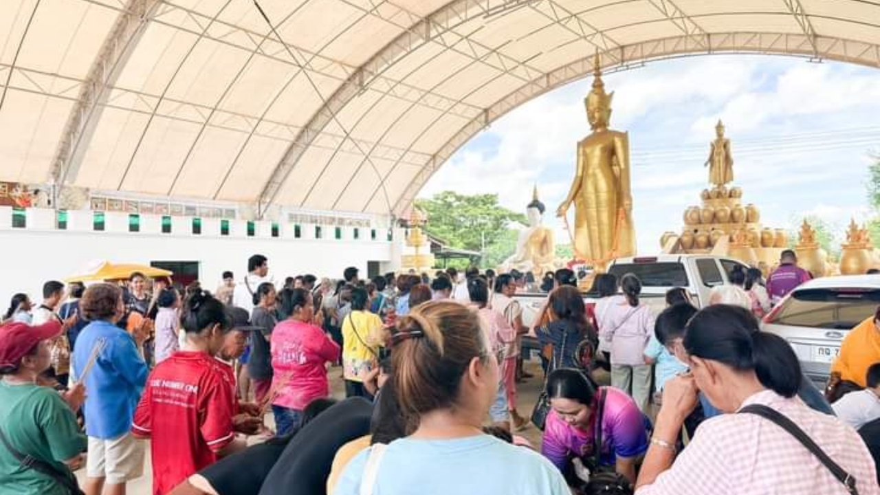 ชาวบ้านแห่ขอพร "พระมหาจักรพรรดิเปิดโลก" แถมได้ "เลขเด็ด" หางประทัดไปลุ้นรวย