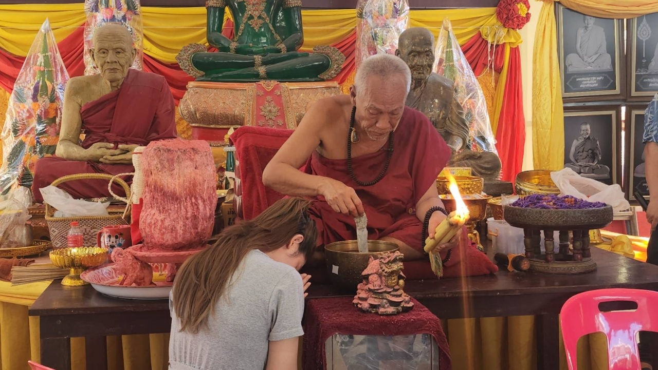 นักร้องชื่อดัง "โบนัส" ลงยันต์หลังมือ แย้ม "เลขเด็ด" เสี่ยงโชควันเกิด