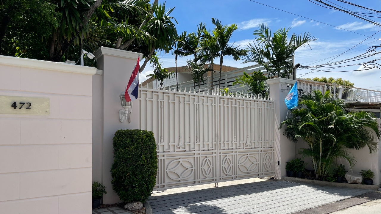 บ้านจันทร์ส่องหล้า เงียบเหงา “ทักษิณ” ออกจากบ้านแต่เช้า ไม่รู้ไปกับใคร