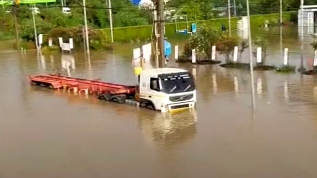 "ศรีราชา" อ่วม ฝนตกนานหลายชั่วโมง น้ำท่วมถนนหลายสาย สูงกว่าครึ่งคันรถ