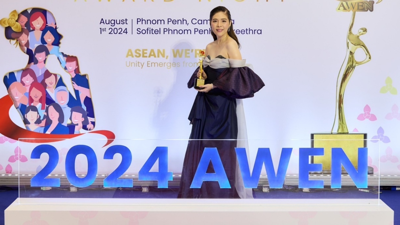 สุดปัง คุณดาว พอฤทัย พี่สาว ดัง พันกร คว้ารางวัลบนเวที AWEN Awards 2024