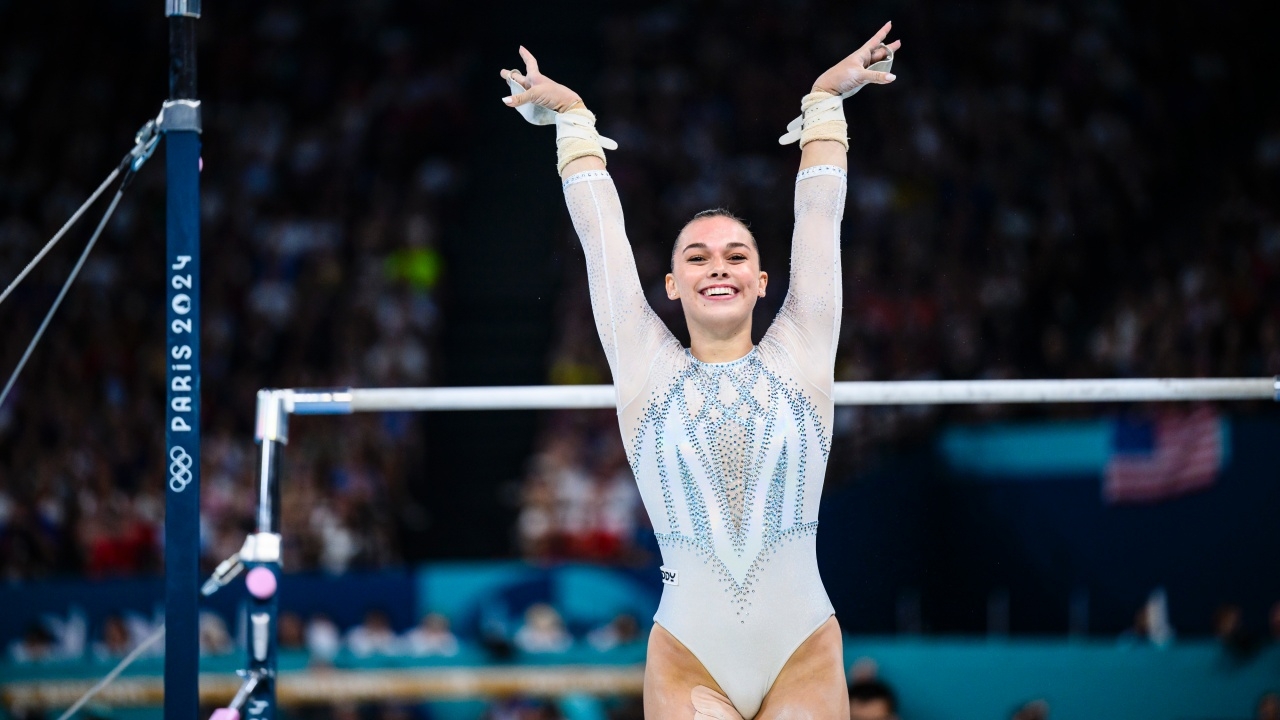 Sexy and beautiful Italian gymnast took a photo with a huge piece of cheese and it goes viral