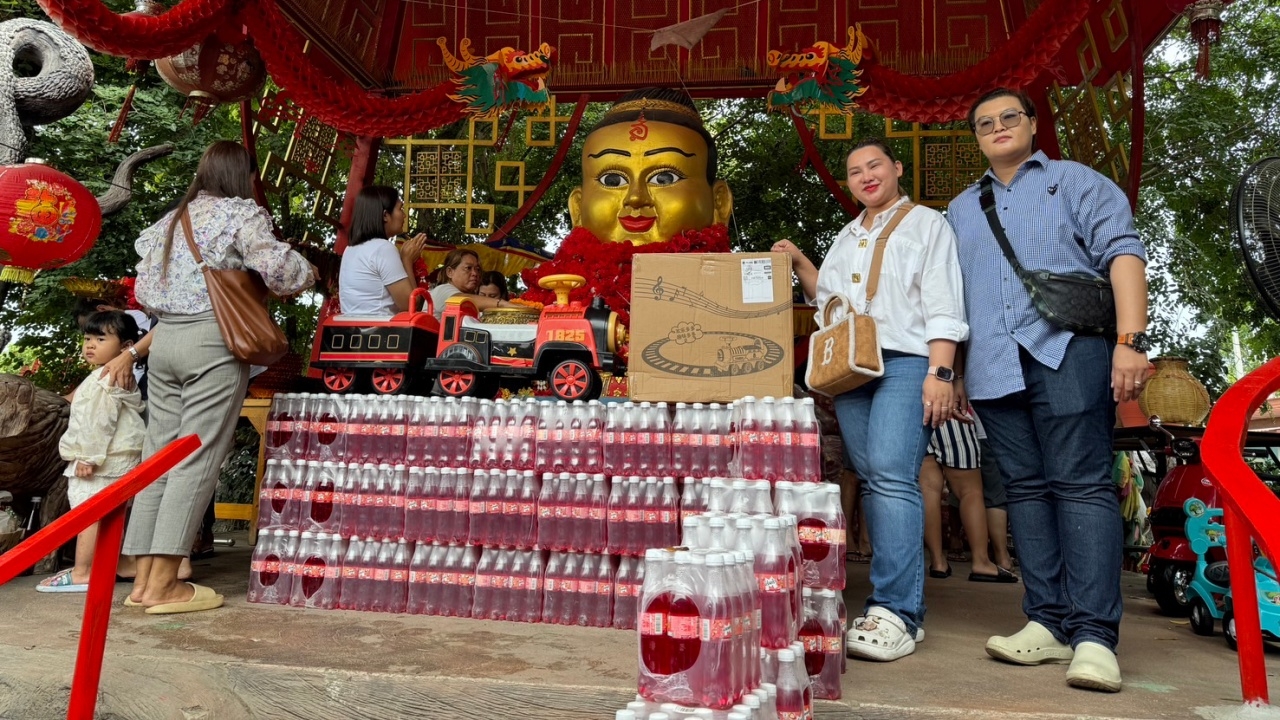 สาวได้โชคหลักล้าน กลับมาแก้บน "กุมารทองเจ้าสัวเฮง" ไม่ลืมส่อง "เลขเด็ดงวดนี้"