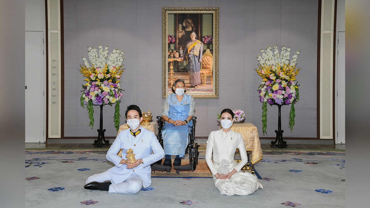 ปลื้มปีติ "เบนซ์-แก๊ป" เข้าพิธีรับพระราชทานน้ำสังข์สมรส จากกรมสมเด็จพระเทพฯ