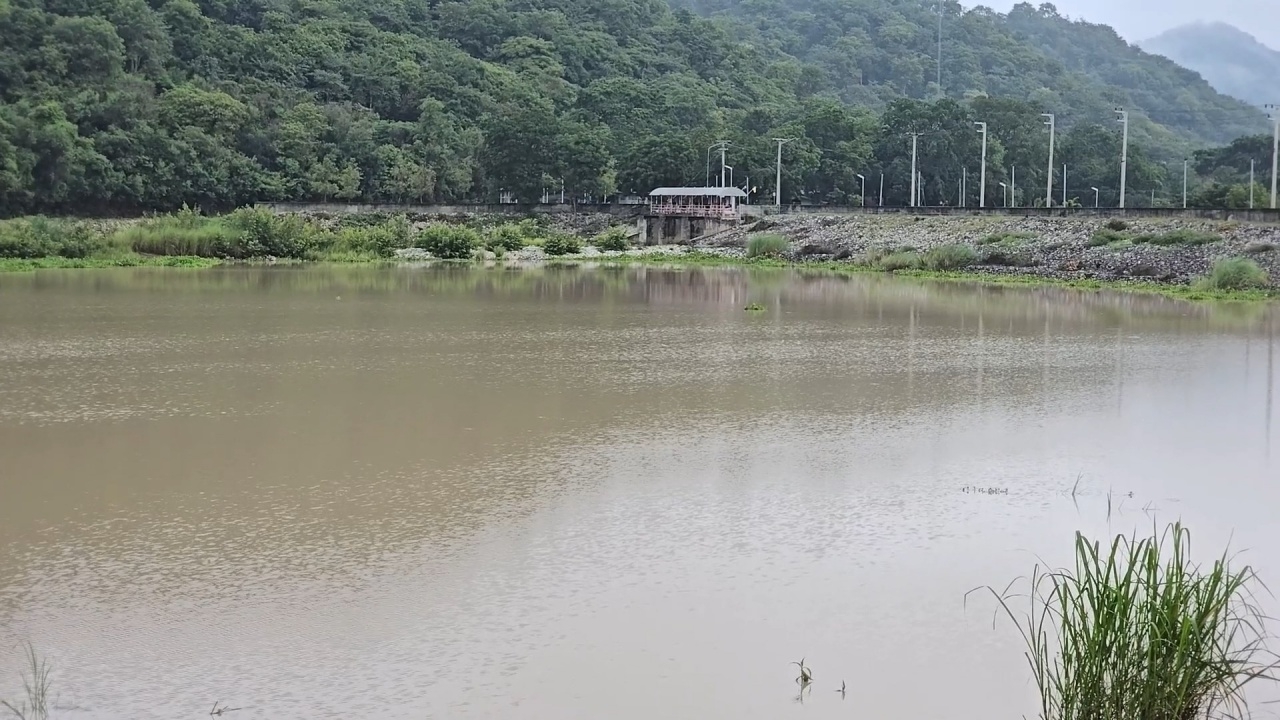 น้ำเขื่อนวังร่มเกล้าน้ำใกล้เต็ม หลังอุทัยธานีฝนตกต่อเนื่อง เร่งผันเข้าแก้มลิง