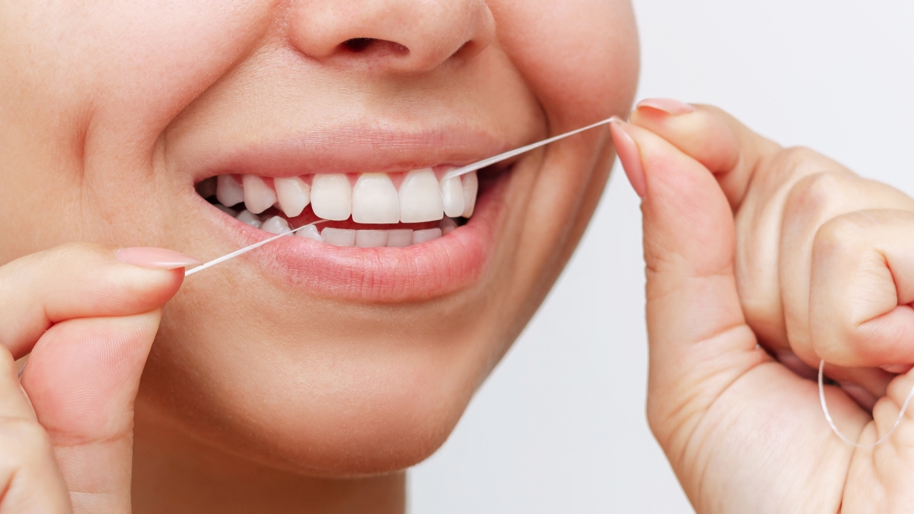 การใช้ไหมขัดฟันช่วยให้สุขภาพฟันดี และอาจทำให้อายุยืนกว่าเดิมได้อีกด้วย
