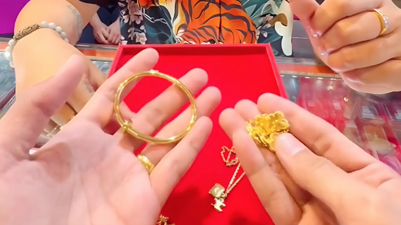.แทบล้มทั้งยืน สาวซื้อทองคำออนไลน์มาหลักแสน นำมาเช็กพบว่าเป็นทองปลอม.