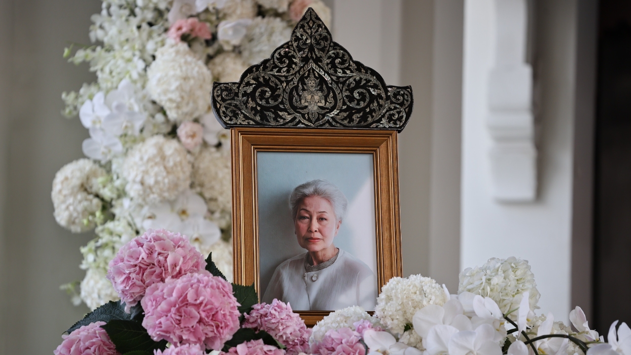 ในหลวง โปรดเกล้าฯ พระราชทานเพลิงศพ “ชดช้อย ทวีสิน”