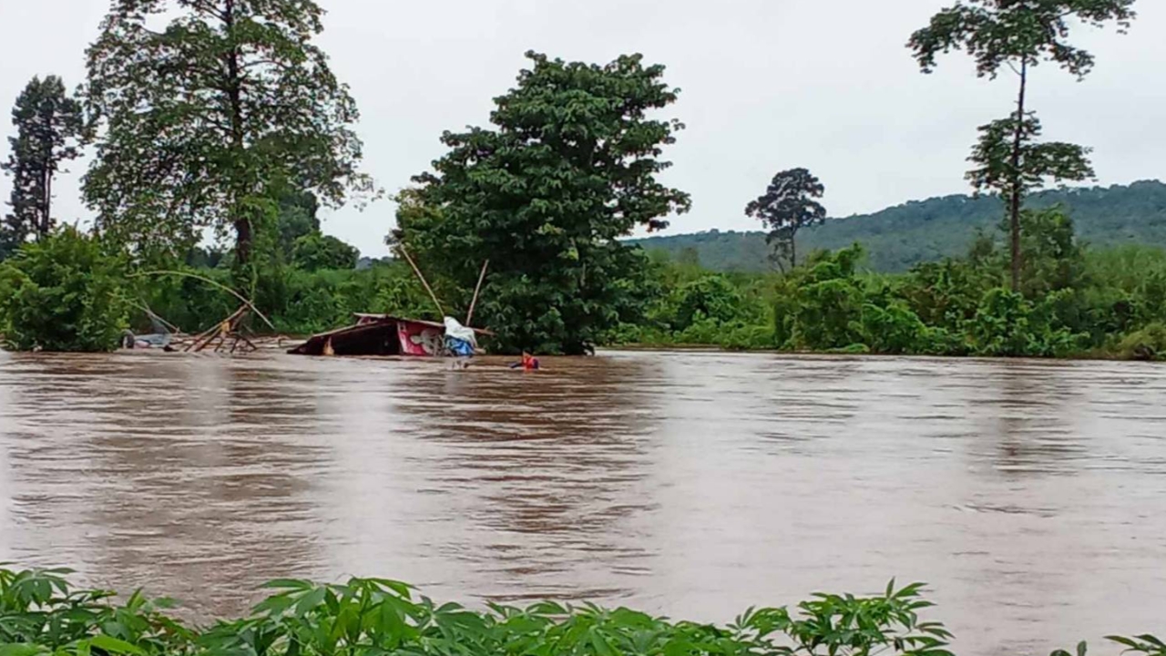 "กาฬสินธุ์" ฝนถล่ม น้ำป่าทะลัก หลากจมหมู่บ้านหนองแคนน้อย-อพยพระทึก 